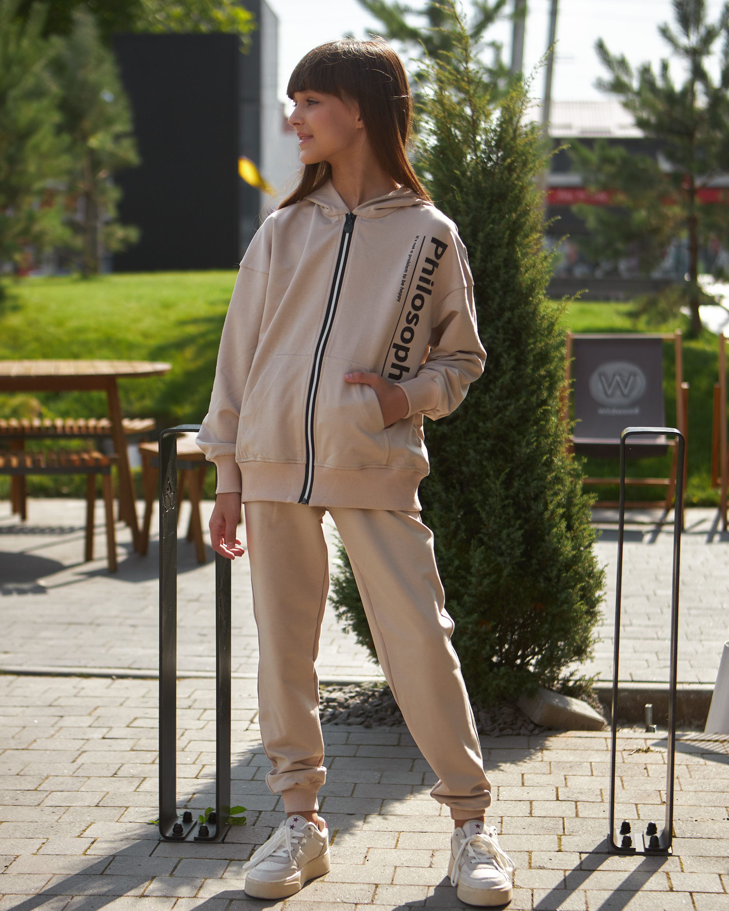 Спортивний костюм вже давно не виконує функцію одягу виключно  для заняття спортом