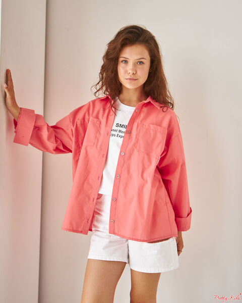 Поплінова сорочка з декоротивними гудзиками на спинці